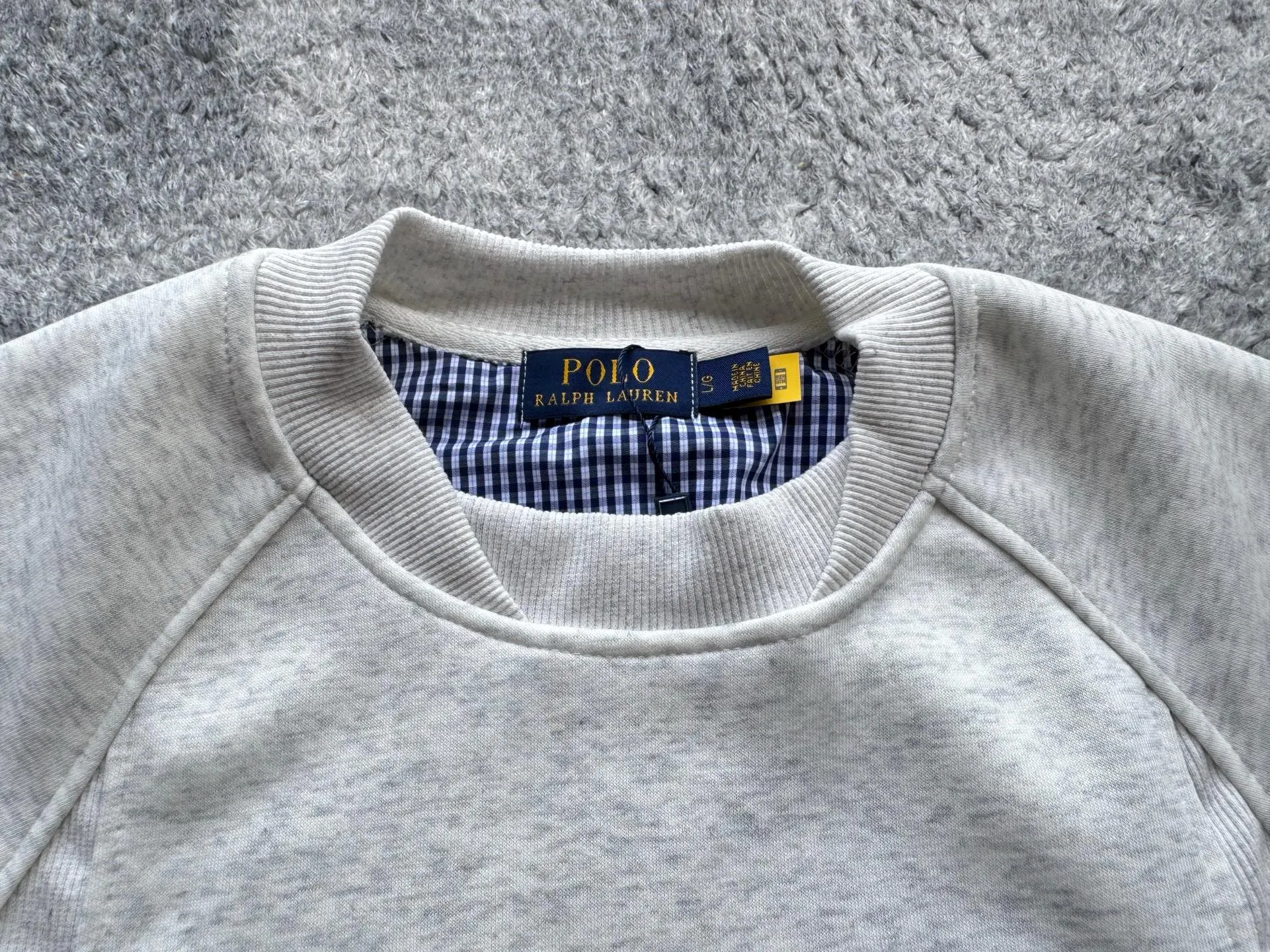 P220 Polo Ralph Lauren FW25 solid color embroidered logo sweatshirt. A sweatshirt is absolutely indispensable for the lazy feeling in autumn⛸️Ralph Luaren. The core is casual and relaxed, and the exterior is an American silhouette. It has a boyish laziness in place. It is unobtrusive but looks more timeless. 🕶️ The large drop shoulder version looks casual and fashionable. Wear it alone in spring and autumn or layer it in winter. It is completely a long-term sweatshirt in the wardrobe🫶🏻 Size Length Sleeve Length Bust M 63.5 80.5 130 L 65 82 134 XL 66.5 83.5 138